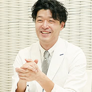 そもそも私が脳神経外科医を⽬指したのは、外科的な⼿技の習得に強い関⼼があったから。要するに⾃分の⼿を動かして治療するというプロセスが好きだったんです。ところが、近年、脳外科の領域は、カテーテルを用いた血管内治療への移行、内視鏡技術の発達が盛んで、開頭する機会は減ってきています。身体の負担を考えると患者さんにとってはとても良いことなのですが、私はそこに物足りなさを感じてしまいました。そんな折に出会ったのが、美容外科という選択肢です。