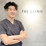 ゲストはもちろん、医師を含めた全てのスタッフからも全幅の信頼をおいてもらえるような、そんな美容外科医を⽬指したいです。 確かな技術を持ちながら決して偉ぶらず、いつでも気軽に声をかけられるようなフレンドリーさを持ち合わせた存在になるのが理想です。 ⼀⼈でも多くのゲストにTHE CLINICを信頼していただき、末⻑く通い続けてくださるファンになっていただきたいです。そのためにも、当院の魅⼒を、明るい雰囲気と⾔葉と、そして何より⾼度な技術でアピールしてきたいと考えています。