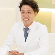 わたしは形成外科医として10年以上、外傷形成外科をメインとした治療に携わってきました。救急医療センター時代は、大きな事故による高度顔面外傷や開放骨折の再建など、重症患者さんの治療を数多く行ってきました。大怪我をした患者さんの身体を元に戻すために、必死の日々だったことを覚えています。そんな日々の中、退院していく患者さんの笑顔がとても励みになっていたんです。そのうち、患者さんの傷を治すだけに留まらず、患者さんの人生をより豊かにするような、美しさにこだわった施術の技術を磨きたい、と考えるようになり、美容外科医への転身を決意しました。