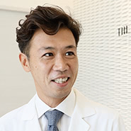 形成外科医時代は、患者さんの希望というより、治すにはこの治療しかない、という確固たる信念を持って施術の提案をしていました。対する美容医療は、ゲストの希望を叶えることがなにより大事です。一人ひとりとしっかり向き合って丁寧にヒアリングし、施術の安全性を考慮した上で、希望を叶えるためにその人にあった提案をしていきたいですね。また、施術が終わったらそれで終わりではなく、術後も頼りにしてもらえるような、ゲストにとって生涯の主治医という存在を目指したいです。信頼していただくためにも、常に探究心を持って技術の研鑽に励んでいきたいと思います。