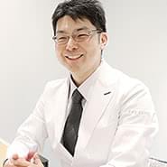消化器外科医として病気の根治だけでなく、術後の整容性にもこだわった手術を行ってきました。その中で、手術後に「こんなにお腹が綺麗なのに、がんが取れたんですね」と感謝された経験が、ボディイメージの重要性を実感するきっかけとなりました。病気を治すだけでなく、見た目の美しさが患者様の心をどれだけ支えているかに気づき、医師としての新たな使命を感じました。消化器外科領域で一つの到達点に達したとき、さらなる挑戦として ”体の美しさ” を追求する美容外科の道を志しました。自らの技術でゲストの最高の喜びと笑顔を引き出したい──その強い思いが、美容外科医への転向を後押ししました。