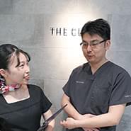 脂肪吸引というボディの輪郭形成手術なら、外科医として積み重ねてきた知識とスキルを活かせると感じ、以前から強い関心を抱いていました。実際に脂肪吸引手術に携わる中で、術後にゲストが鏡を見て笑顔を見せてくださる瞬間に、大きなやりがいを感じます。もっと知識と技術を高め、ゲスト一人ひとりの理想を叶えたい──その思いが日々強まっていくなかで、脂肪吸引に特化し、かつ技術指導機関としても高い評価を得ているTHE CLINIC に自然と惹かれました。最高レベルの環境で学び続けることで、自分自身も常に成長を続け、より多くのゲストに貢献したいと考えています。