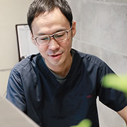 ゲストの魅力を最大限に引き出すことのできる美容外科医です。人はそれぞれ違い、同じ人はいません。違うからこそ、各々素晴らしい個性を持っています。中にはコンプレックスに悩んでいる方もいらっしゃいますが、その人ならではの美しさは必ずあります。その美しさを追求し、やってよかったと感じていただける施術を心がけています。また、美容の領域ではゲストがどうなりたいのか、希望されるイメージをできる限り綿密にすり合わせることが一番大切だと考えています。施術の範囲でできること、逆に行わない方がいいことなど、ゲストのご要望に寄り添いながら、専門的な視点で最適な施術を提案させていただきます。