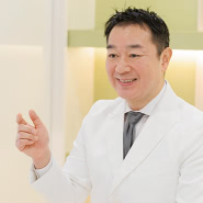私は心臓外科医として医療経験を積んできたのですが、その中で命の大切さや的確な処置の重要性はもちろんのこと、デザイン性についても多くを学びました。そして、外科医として自信がついた頃、技術力やデザインセンスが結果を大きく左右する美容外科の世界で、多くの患者さまを笑顔にしたい、そんな環境の中で自分自信も切磋琢磨していきたいと考えるようになりました。この気持ちの変化が美容外科への転身を決定づけました。