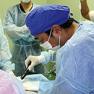 私の得意とする、そして目指す分野だったからです。<br />THE CLINIC は専門的に突き詰めているため、世界でも最新の優れたノウハウや設備が導入されており、この業界をリードする存在だと感じていました。実際、デザインセンスが抜群だったことから、こういったレベルの高い環境で自分のセンスや技術を磨いていきたいと考えました。