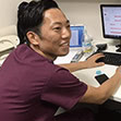 明るくポジティブで、何事にも誠実。周囲との密なコミュニケーションを大切にします。とにかく一生懸命なドクターといった印象です。<br />外科医としてのポテンシャルは非常に高く、最先端の技術をどんどん身につける吸収力の高さにはいつも驚かされます。また、学会活動や論文執筆などに関する世界的視野を持つアカデミックな一面も。そのためか、発言は論理的で説得力があり、スタッフはもちろん、ゲストからも厚い信頼を得ています。