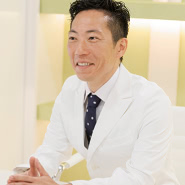 前職で、がん治療に携わる外科医として、乳がんの女性患者さんに数多く出会いました。その中で、乳房の変形を悲しむ姿や、それでもなお美しくありたいと情熱を燃やし、夢や希望を語る姿を目の当たりにするにつけ、感銘とともに衝撃を受けたことを覚えています。美が女性にとっていかに大きな問題かを痛感した私は、それに貢献できる美容の世界に足を踏み入れようと決心したのです。