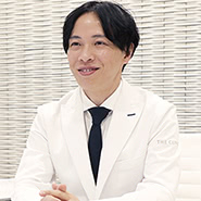 美容外科医を目指したのは、実は具体的に「これ！」という理由があったわけではありません。形成外科の専門医資格を取得した際、新しい分野に挑戦したいという気持ちが芽生えました。そこで、美容外科という分野に思い切って飛び込んだのですが、最初に勤務したクリニックで脂肪吸引に出会い、その技術の奥深さに感銘を受けました。脂肪吸引は、単なる脂肪の除去ではなく、体の美しいラインを作り出す技術であり、そのことに大きなやりがいを感じたのです。今では脂肪吸引を中心に、多くのゲストに貢献できることを喜びに感じています。