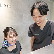 THE CLINICは、脂肪吸引や脂肪豊胸といったボディデザインにおいて、業界でもトップクラスの実績を誇るクリニックです。私が美容外科で脂肪吸引に携わるようになってからというもの、THE CLINICに対する憧れはしだいに強くなっていきました。勉強会を通じてTHE CLINICの入職機会を得たことは、非常に幸運だったと思います。<br>THE CLINICは、単に施術の技術だけでなく、最先端の知識や設備、ゲストへの細やかな対応力も優れています。このクリニックで学び、成長できることに大きな意義を感じています。