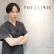 私が目指す美容外科医は、「この医師なら全てを任せたい」とゲストに思っていただけるような、安心感と信頼感を与えられる医師です。<br>現代では、美容外科に関する情報があふれており、ゲストはどのクリニックや医師を選べば良いか迷われることが多いと思います。そんな中で、私を選んでカウンセリングにお越しくださったゲストには感謝しかありません。安心して施術をお任せいただけるよう、丁寧にお話を伺い、信頼関係を築いていきたいです。技術面と同じぐらい、ゲストとのコミュニケーションは大切にしています。