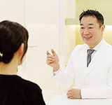 カウンセリングする大橋昌敬医師