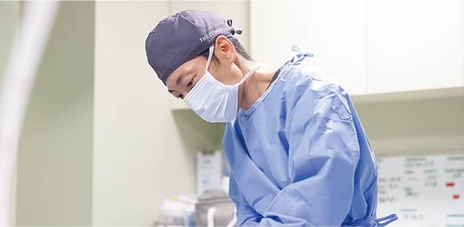 少ない挿入口で施術する医師