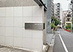 その細い下り坂を道なりに３分ほど進むと、左手に当院がございます。