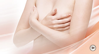 自己脂肪を採取し、そこから老化細胞や死活細胞を特殊な遠心分離で濃縮除去。こうして加工したCRF(コンデンスリッチファット)を胸の窪みに注入します。